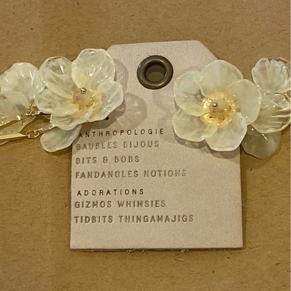 Anthropologie Floral Drop Earrings white/cream 
New unworn - Picture 6 of 6